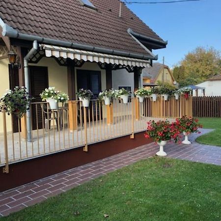 Hotel Adam Vendeghaz Siófok Exterior foto