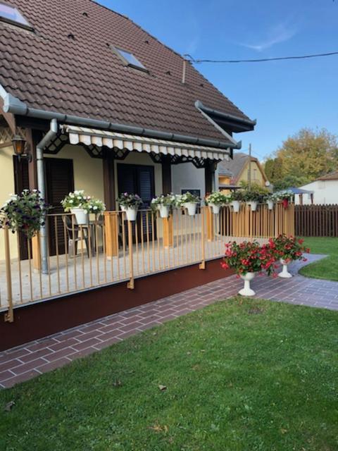 Hotel Adam Vendeghaz Siófok Exterior foto