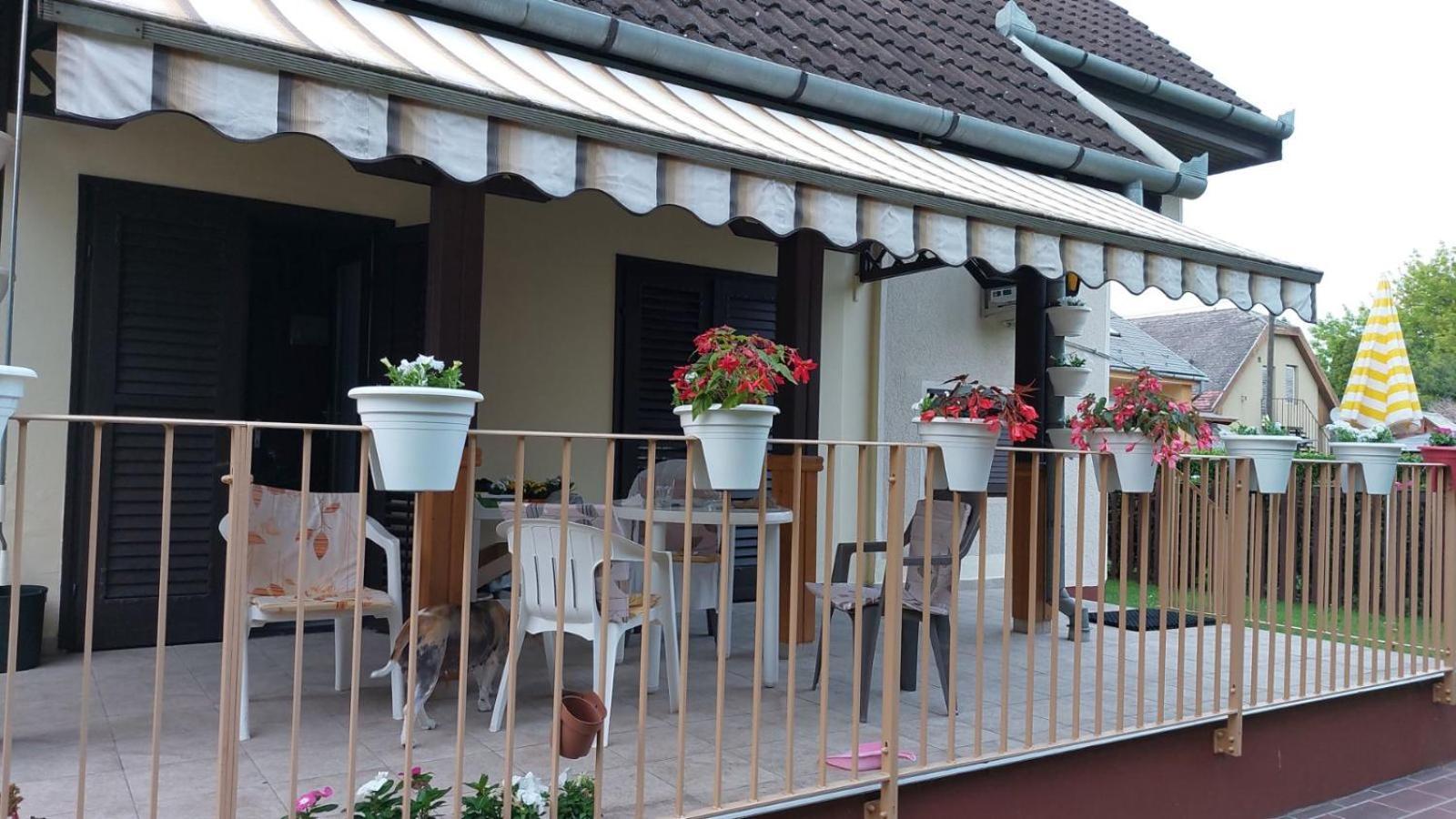 Hotel Adam Vendeghaz Siófok Exterior foto